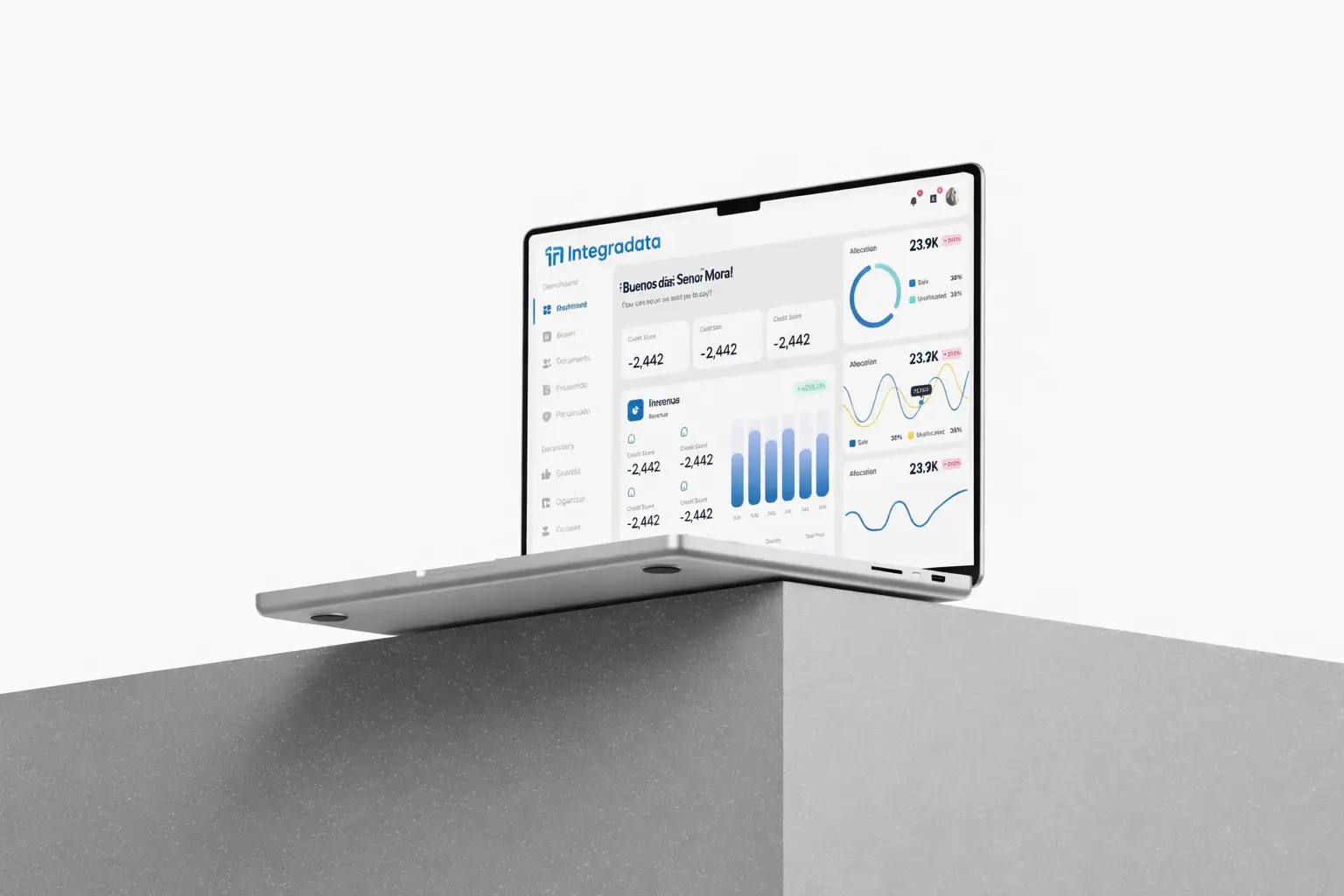 Dashboard de Integradata en un laptop sobre un escritorio